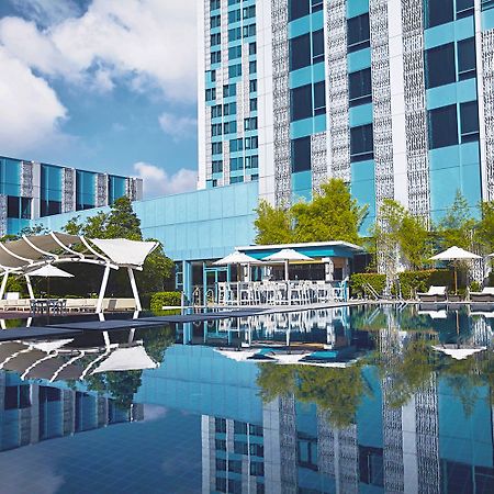 Crimson Hotel Filinvest City, Manila Muntinlupa City Luaran gambar The pool at the hotel