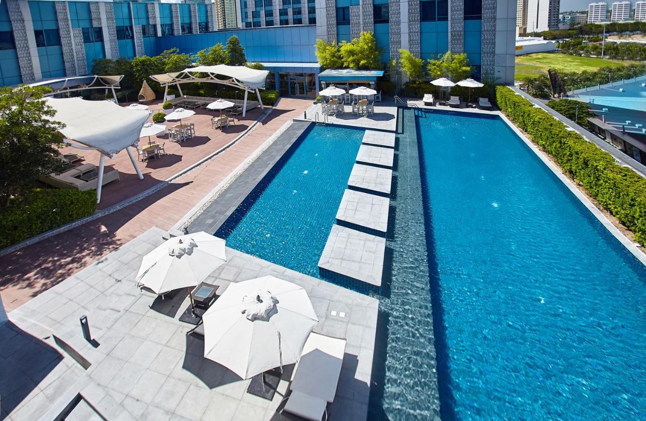 Crimson Hotel Filinvest City, Manila Muntinlupa City Luaran gambar The swimming pool at the hotel