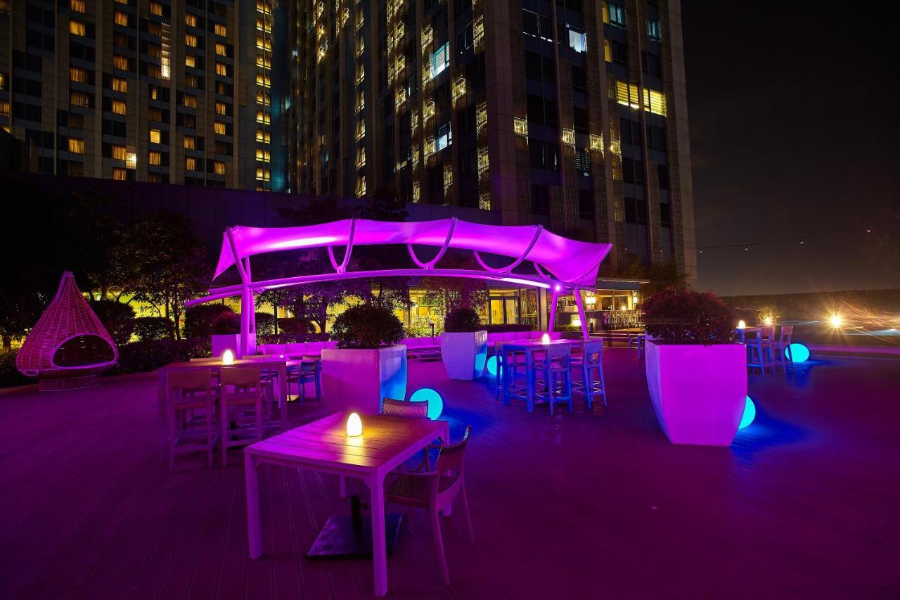 Crimson Hotel Filinvest City, Manila Muntinlupa City Luaran gambar The Pool Bar