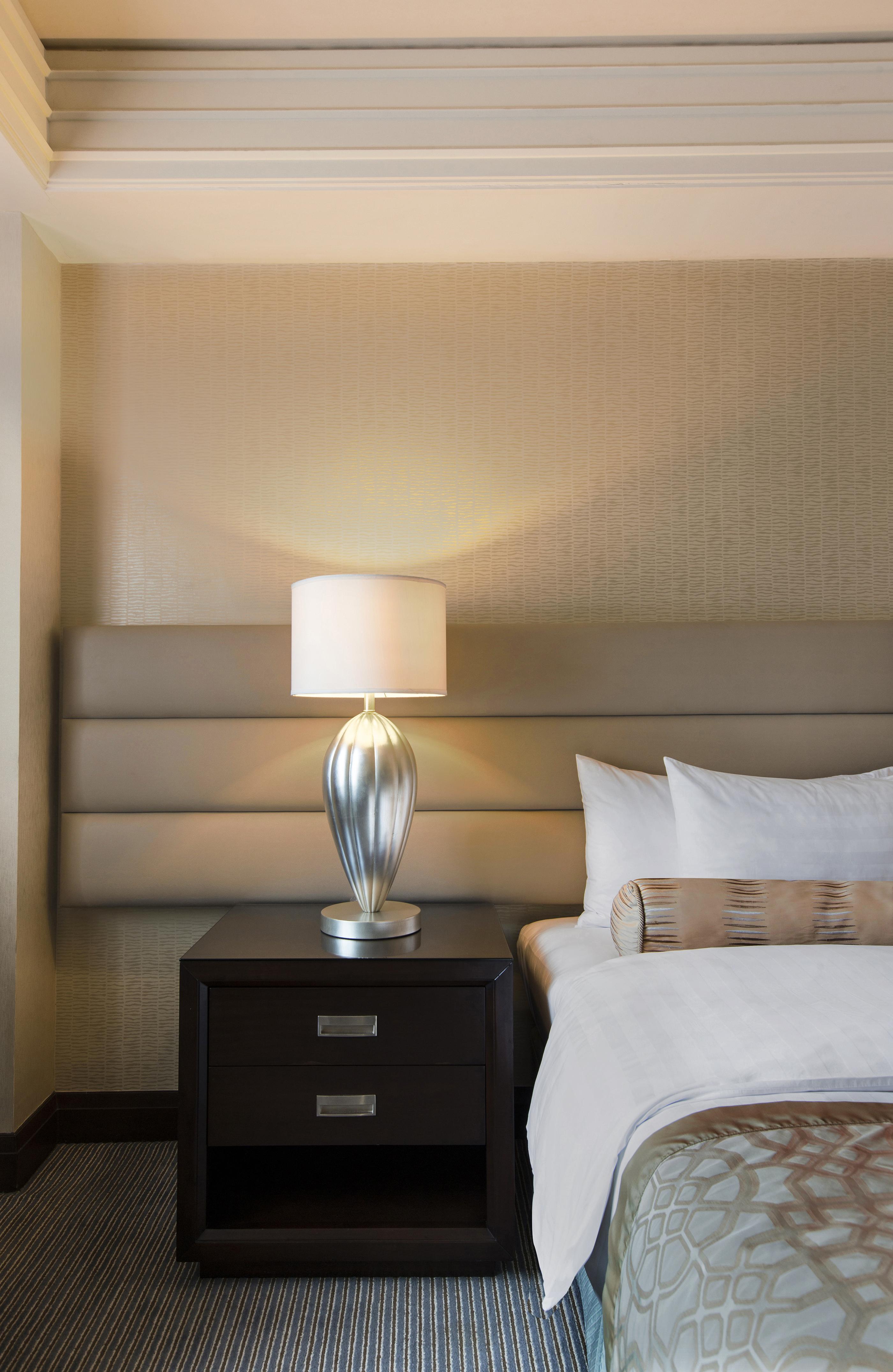 Crimson Hotel Filinvest City, Manila Muntinlupa City Luaran gambar A lamp on a bedside table