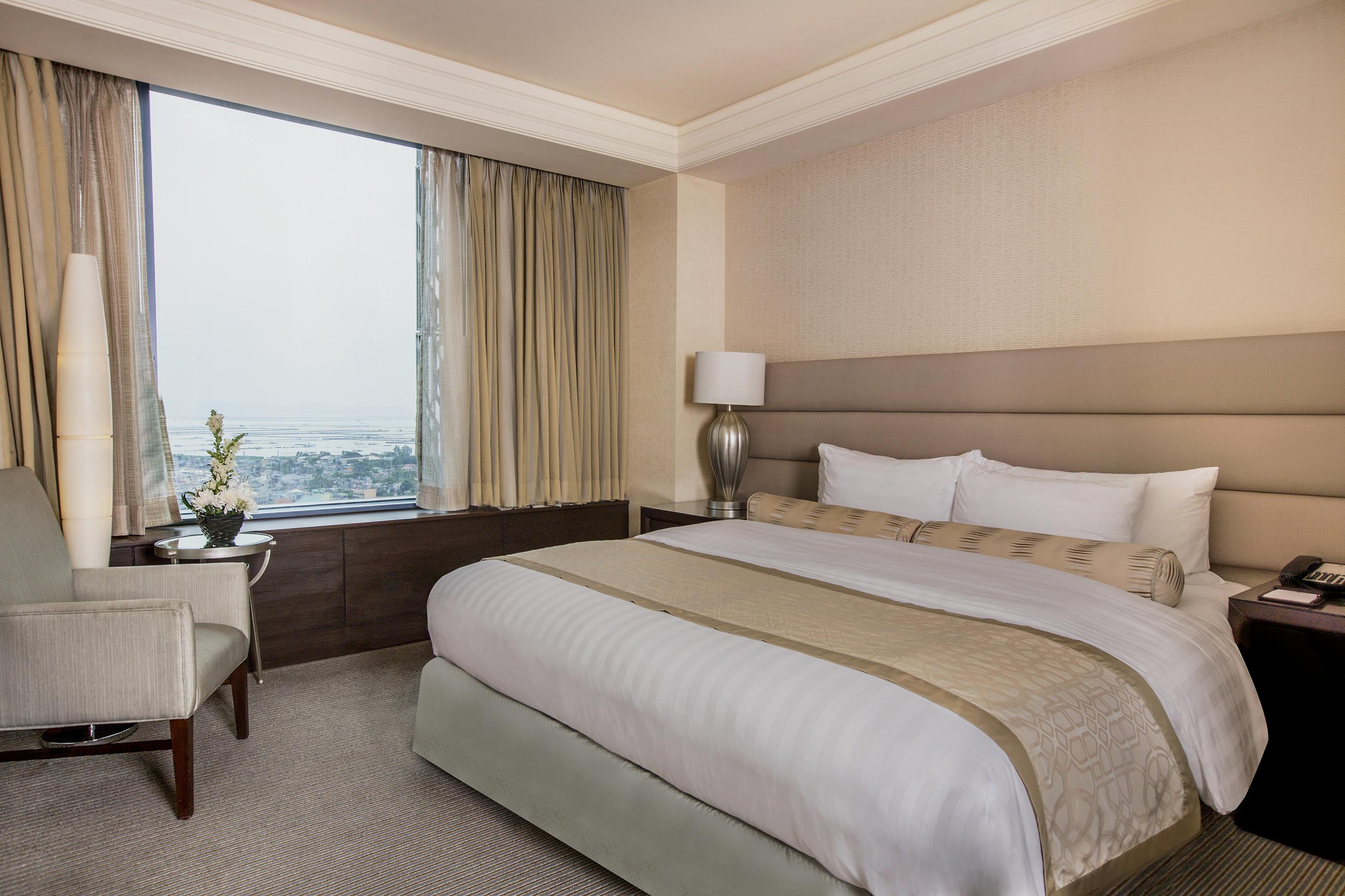 Crimson Hotel Filinvest City, Manila Muntinlupa City Luaran gambar A bedroom at the hotel