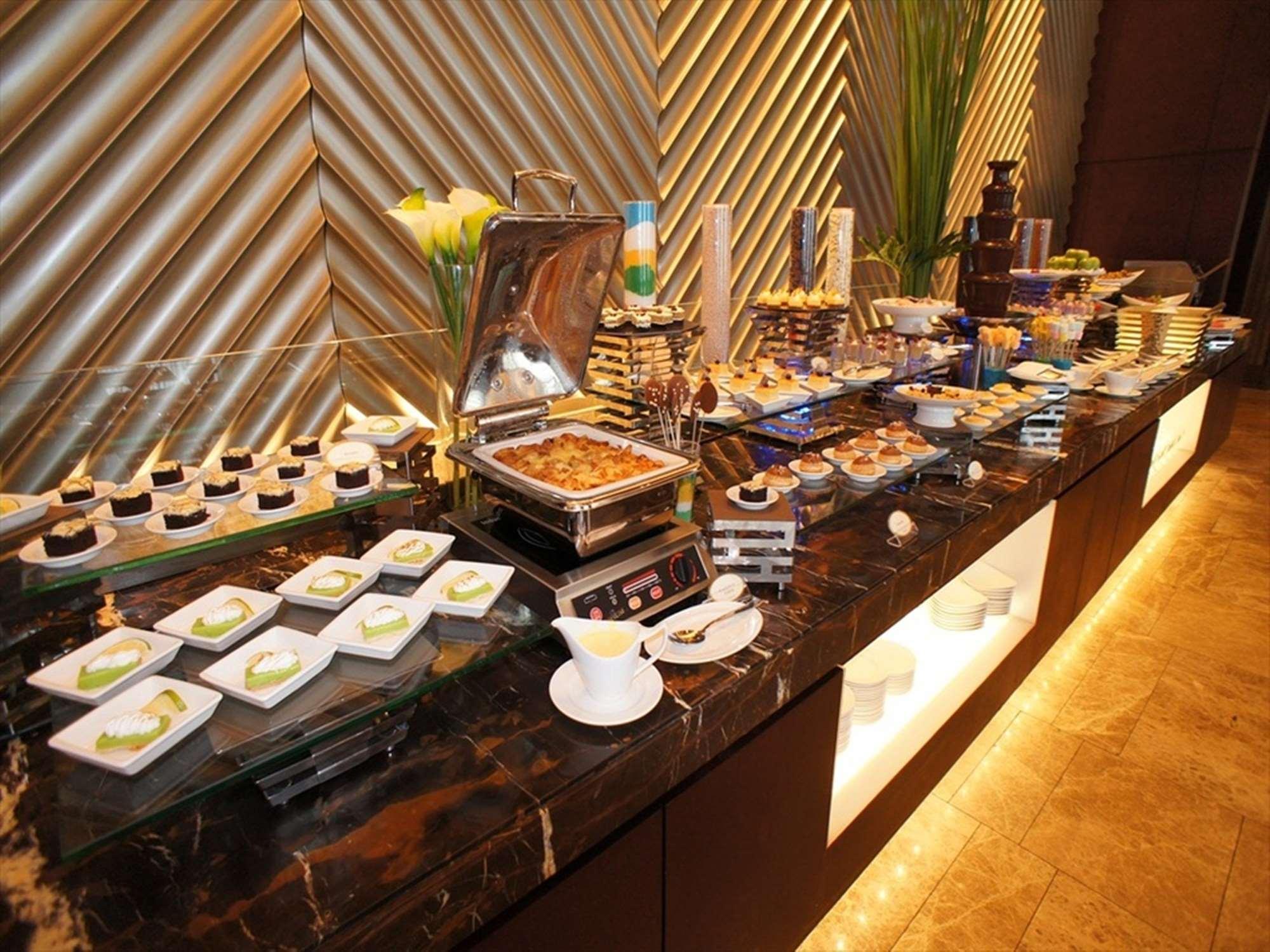 Crimson Hotel Filinvest City, Manila Muntinlupa City Luaran gambar A buffet at a hotel
