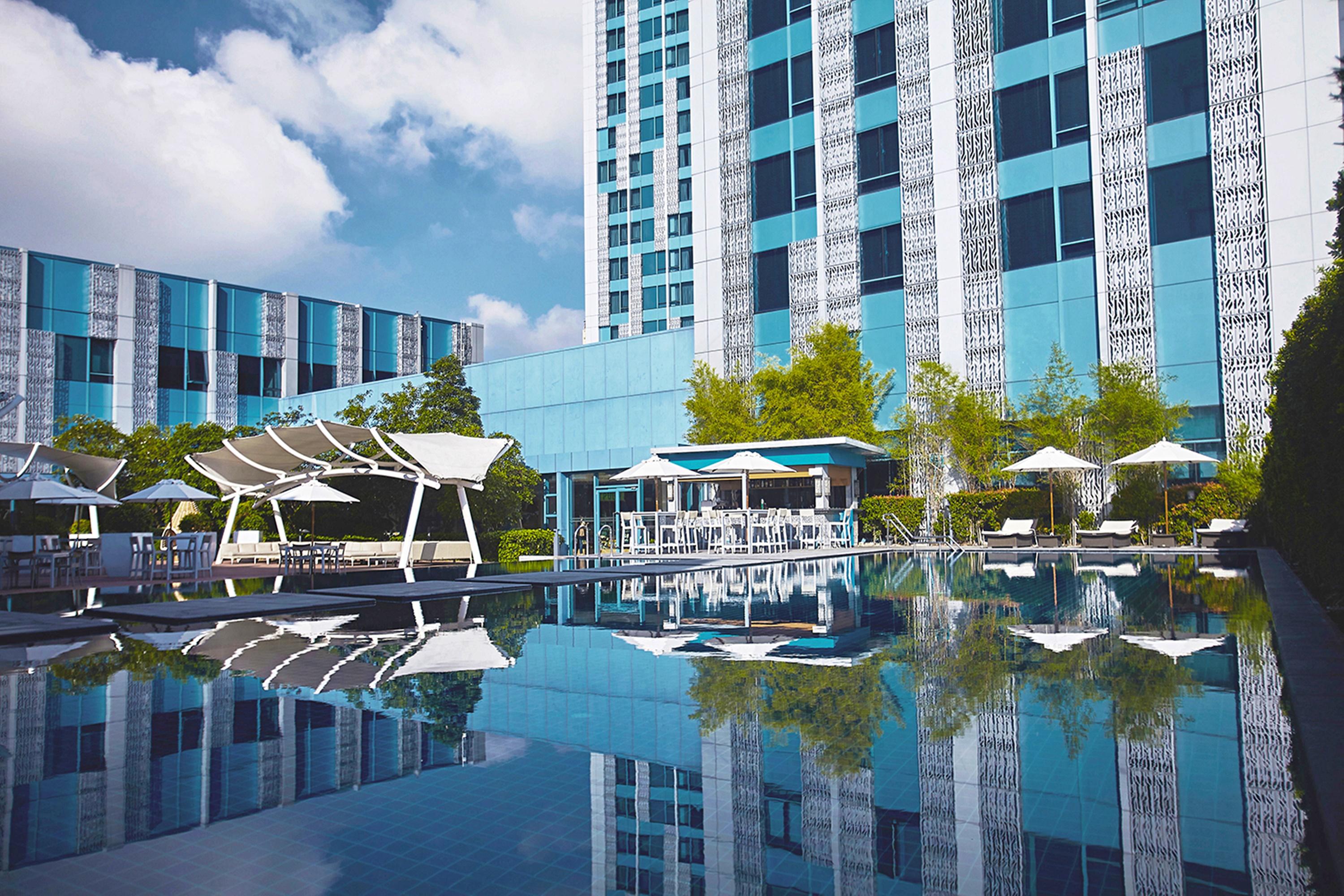 Crimson Hotel Filinvest City, Manila Muntinlupa City Luaran gambar The pool at the hotel