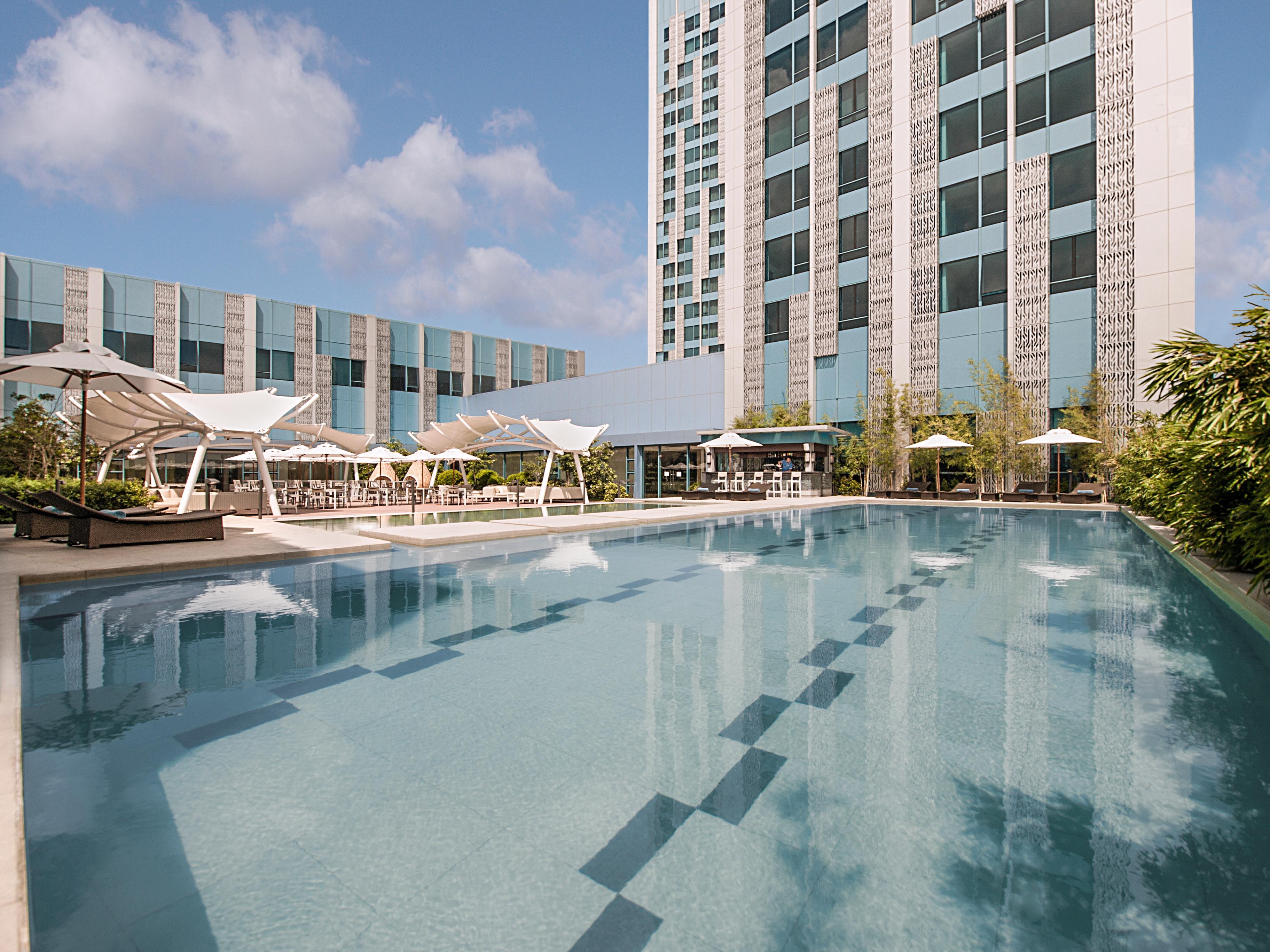 Crimson Hotel Filinvest City, Manila Muntinlupa City Luaran gambar The pool at the hotel