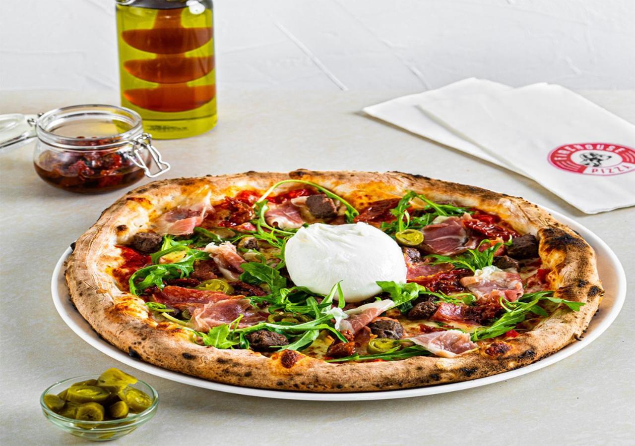 Crimson Hotel Filinvest City, Manila Muntinlupa City Luaran gambar Pizza with buratta