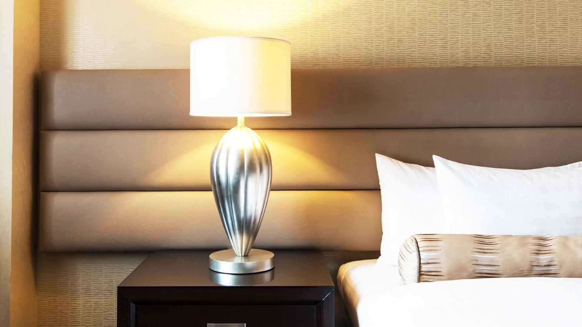 Crimson Hotel Filinvest City, Manila Muntinlupa City Luaran gambar A table lamp