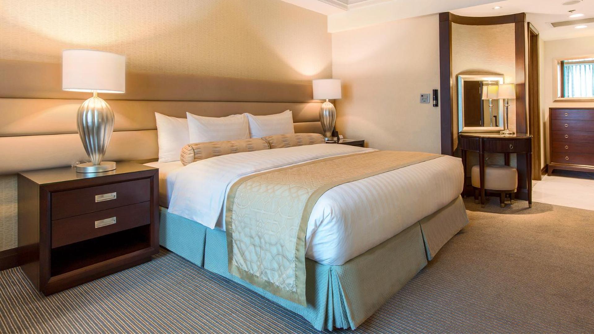 Crimson Hotel Filinvest City, Manila Muntinlupa City Luaran gambar A bedroom at the hotel