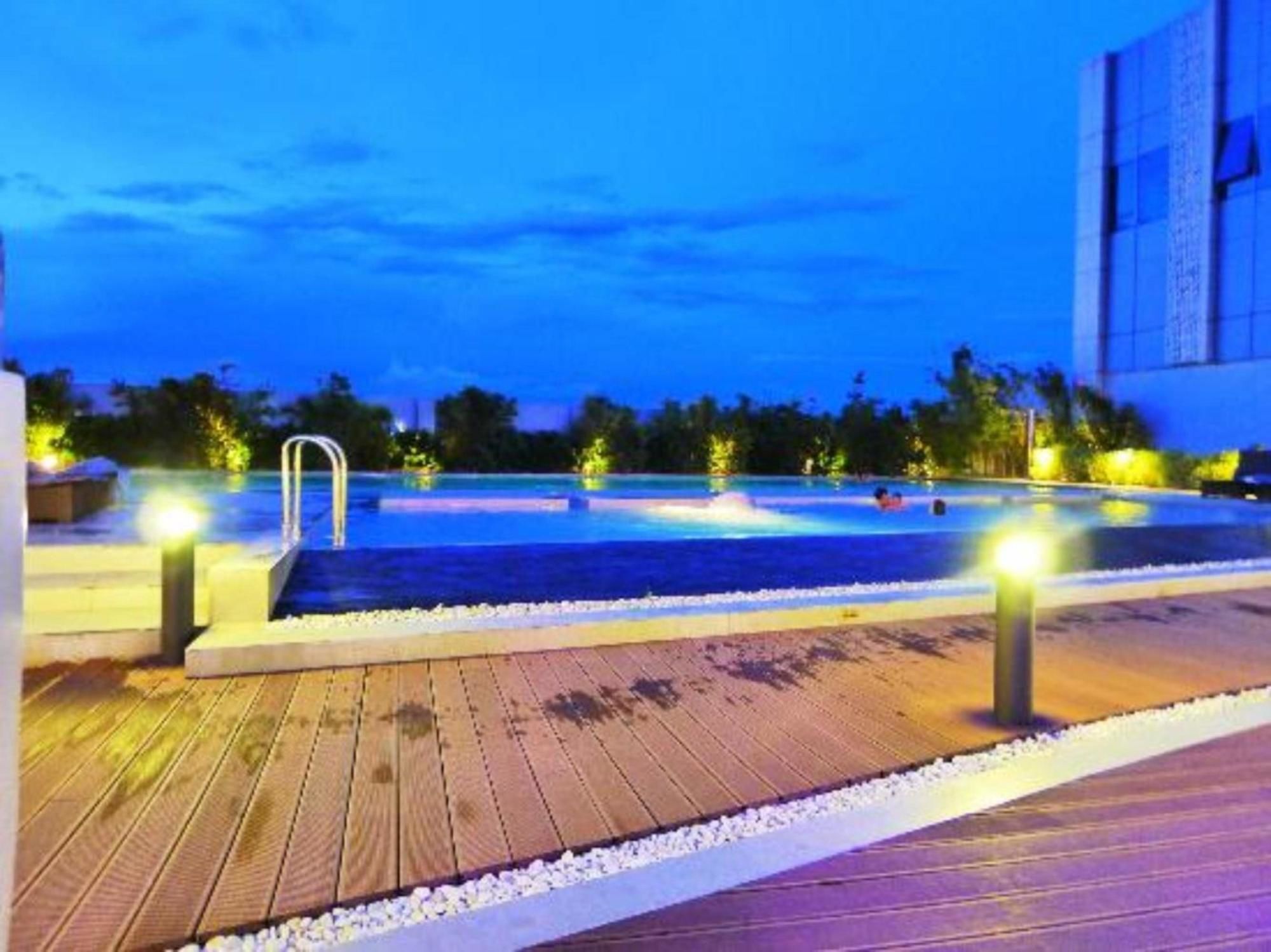 Crimson Hotel Filinvest City, Manila Muntinlupa City Luaran gambar The artificial lake at the center of the complex